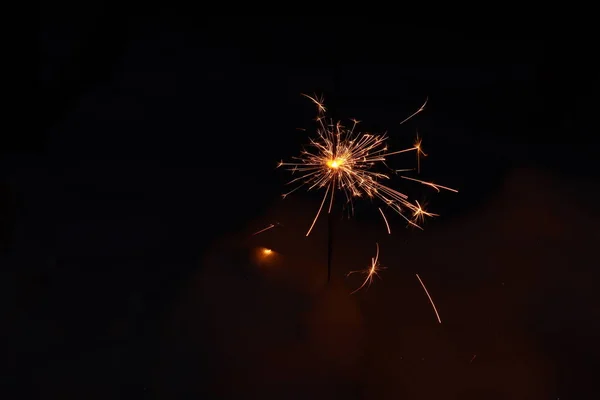 Wunderkerzen Bengalfeuer Brennt Nachts Einer Schneewehe — Stockfoto