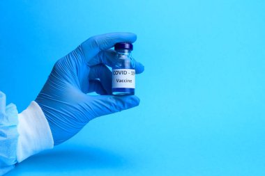 Coronavirus aşısı bir doktorun ya da hemşirenin elinde. Covid 'e karşı savaş konsepti