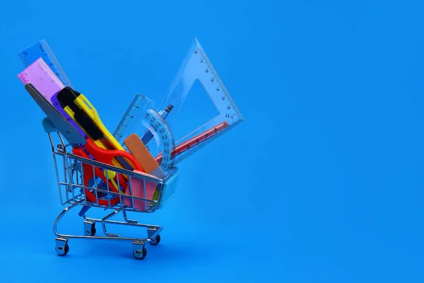 Carrinho Compras Com Artigos Papelaria Material Escolar Sobre Fundo Azul — Fotografia de Stock