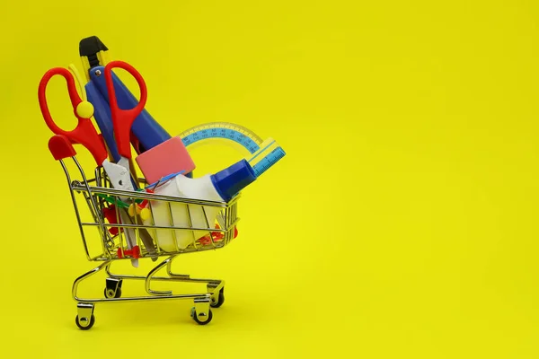 Carrinho Compras Com Artigos Papelaria Material Escolar Fundo Amarelo — Fotografia de Stock