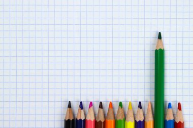 Defter kağıdındaki renkli kalemleri kapat