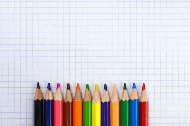 Defter kağıdına renkli kalemler iliştir. Metin için boşluk