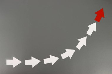 Kırmızı ok yön değiştiriyor. Yeni fikirler, iş dünyası, girişim, liderlik kavramı