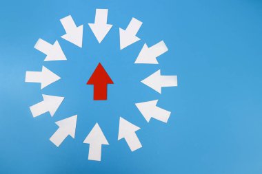 İş liderliği kavramı. Beyaz ve kırmızı oklar