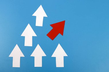 Kırmızı ok yön değiştiriyor. Yeni fikirler, iş dünyası, girişim, liderlik kavramı