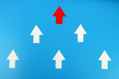 Liderlik kavramı. Kırmızı Lider ok takımı ileri götürüyor.