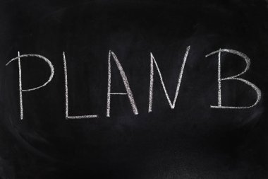 B planı tahtaya tebeşirle yazılmış.