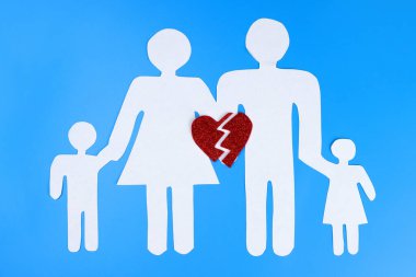 Kağıt aile ve kırık bir kalp. Boşanma kavramı, aile koruması.