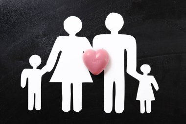 Kağıt aile ve kalp. Aşk ve aile kavramı