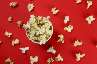 Bir kasede, üstten görünüm karamelli patlamış mısır