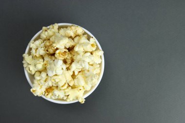 caramel popcorn in a ceramic bowl, top view