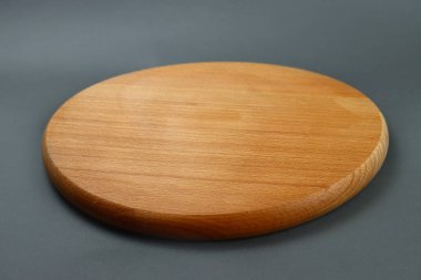 Siyah arkaplanda tahta kesme tahtası