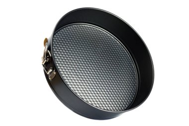 Fırında pişirmek için fırında pişirme kabı beyazın üzerinde izole edilmiş.