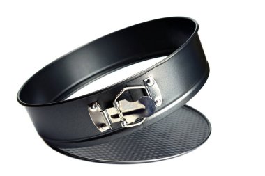 Fırında pişirmek için fırında pişirme kabı beyazın üzerinde izole edilmiş.