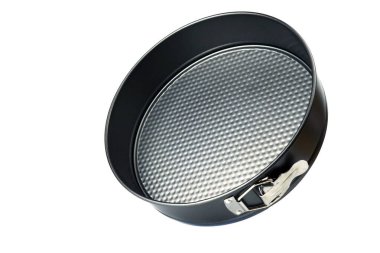 Fırında pişirmek için fırında pişirme kabı beyazın üzerinde izole edilmiş.