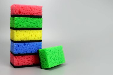 Bulaşık yıkamak ya da evi temizlemek için bir yığın renkli sünger. Metin için alanı kopyala