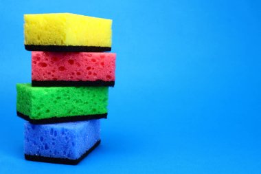 Bulaşık yıkamak ya da evi temizlemek için bir yığın renkli sünger. Metin için alanı kopyala