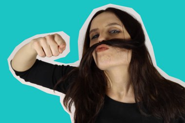 Oyuncu genç kadın şakaları yapıyor ve komik bir surat yapıyor. Dergi tarzı