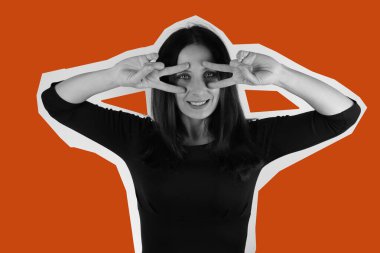 Dergi tarzı. Genç kız V işaretini gösteriyor.