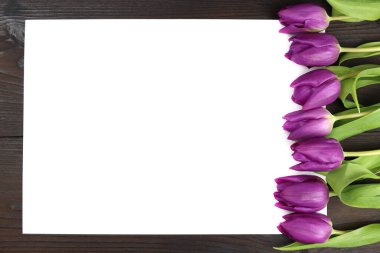 Bir buket lale ve maket içeren tebrik kartı.