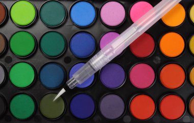 Bir fırça ile suluboya boya seti