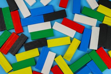 Arka plan, renkli ahşap tuğlaların dokusu bir çocuk oyunundan