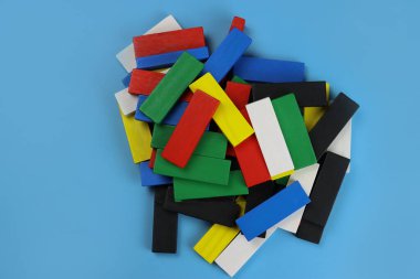 Çocuk oyun kulesinden renkli tuğlalar.