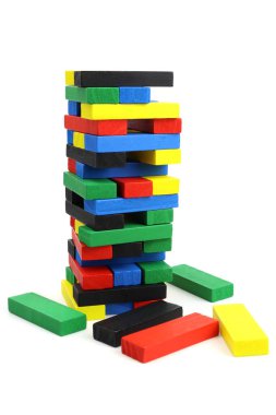 Oyun kulesi ve dağınık renkli tahta bloklar beyaza izole edilmiş. Dikey yönelim