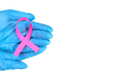Bir doktorun elinde pembe kurdele ya da beyaz, göğüs kanseri mücadele sembolüne izole edilmiş bir hemşire.