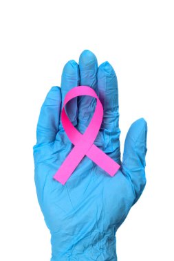 Bir doktorun elinde pembe kurdele ya da beyaz göğüs kanseri mücadele sembolüne izole edilmiş bir hemşire. Dikey yönelim