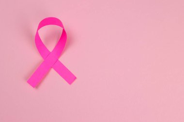 Pembe kurdele, göğüs kanseri mücadele sembolü.