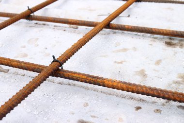 Metal takviyesinin kabloyla bağlanması