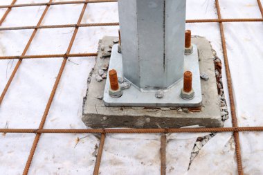 Demir sütunu beton temele civata ve fındıkla yakın çekimle sabitlemek