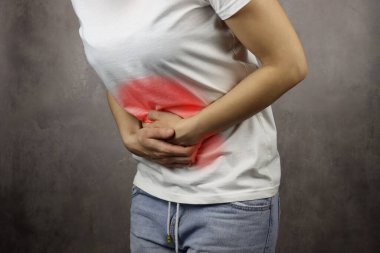 Genç kızın midesi ağrıyor, sağlık hizmeti kavramı.