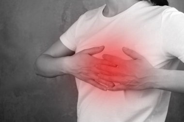 Kalp krizi geçiren bir kadın, kırmızı ağrı bölgesi. Sağlık kavramı