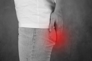 Hemoroitten muzdarip bir kadın, kırmızı acı çeken bir kadın.