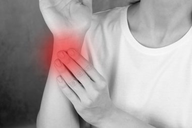 Kadının bileğinde siyah beyaz bir ağrı var.