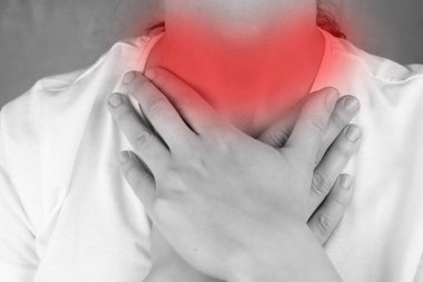 Kadın boğazına acıyla dokunur, siyah ve beyaz üzerine kırmızı renkli bölge.