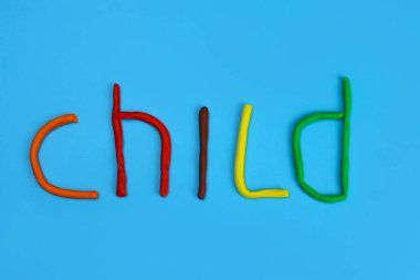 Mavi arka planda renkli plastikten yapılmış çocuk sözcüğü