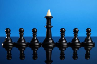 Liderlik konsepti, satranç taşlarıyla bir takım işi.