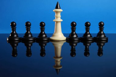 Liderlik konsepti, satranç taşlarıyla bir takım işi.