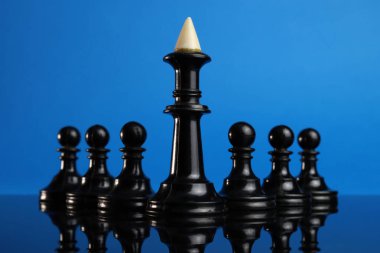 Liderlik konsepti, satranç taşlarıyla bir takım işi.