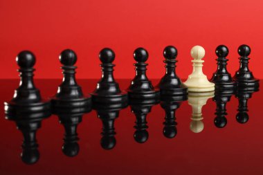 Liderlik kavramı, beyaz piyon parçası siyah kalabalıktan farklıdır.