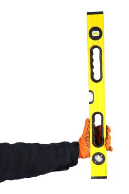 İşçinin elindeki inşaat seviyesi beyaza izole edilmiş.