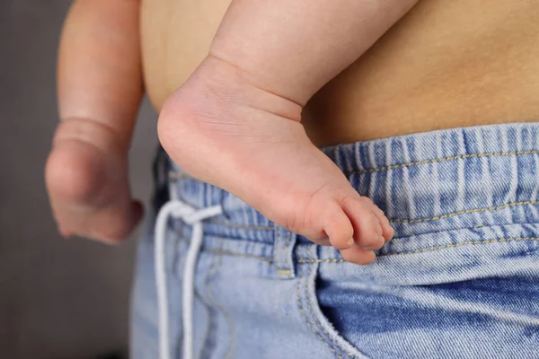 Mutter Hält Ein Kleines Kind Beine Nahaufnahme — Stockfoto