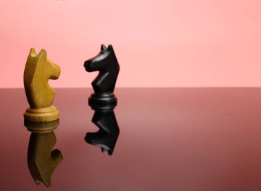 Satranç şövalyesinin ayna yüzeyinde karşılaşması