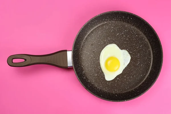 Gebakken Een Koekenpan Een Roze Achtergrond — Stockfoto