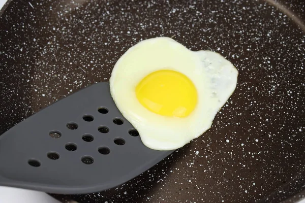 Uma Espátula Levanta Ovos Mexidos Uma Frigideira Antiaderente — Fotografia de Stock