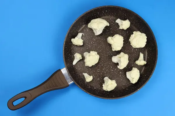 Blomkål Stekpanna Blå Bakgrund Hälsosam Mat Koncept Kost — Stockfoto