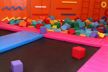 Trambolin, çocuk oyun odasında tırmanma duvarı, eğlence merkezi.